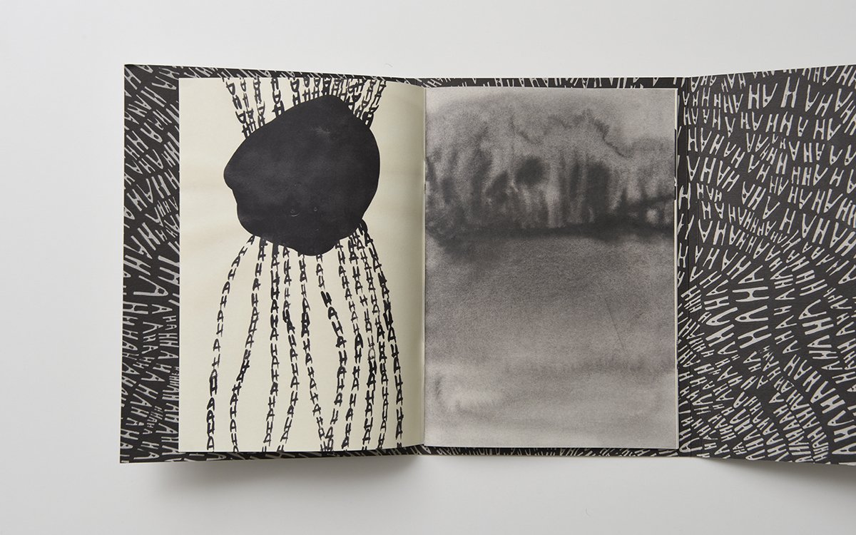 „Mitten im Wald“Katalog zur Ausstellung „Sur Place“von Carolin Jörg