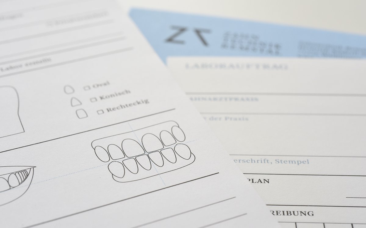 Formulare für dieAuftragsabwicklung mitden Zahnärzten, wiezum Beispiel Farbkarteund Laborauftrag